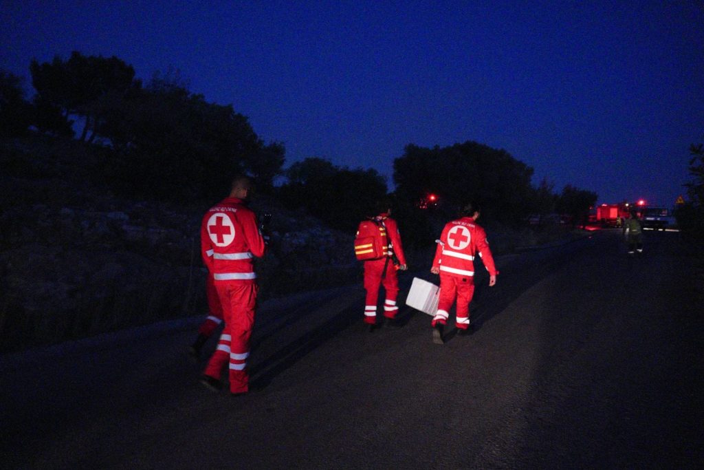 Φωτογραφίες – Ελληνικός Ερυθρός Σταυρός: Στη πρώτη γραμμή της μάχης με τις φλόγες στο Πανόραμα Βούλας