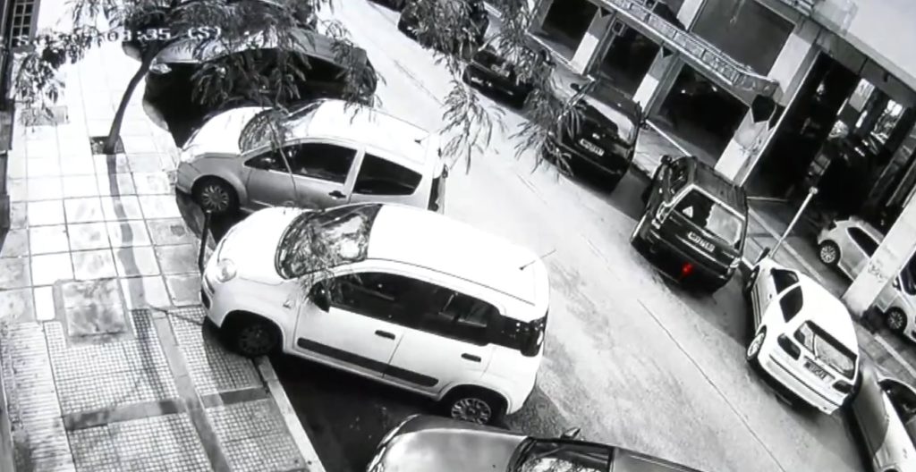 Θεσσαλονίκη: Έκλεψαν και τις 4 ρόδες του αυτοκινήτου του αντιδημάρχου Κοινωνικής Πολιτικής – Βίντεο ντοκουμέντο