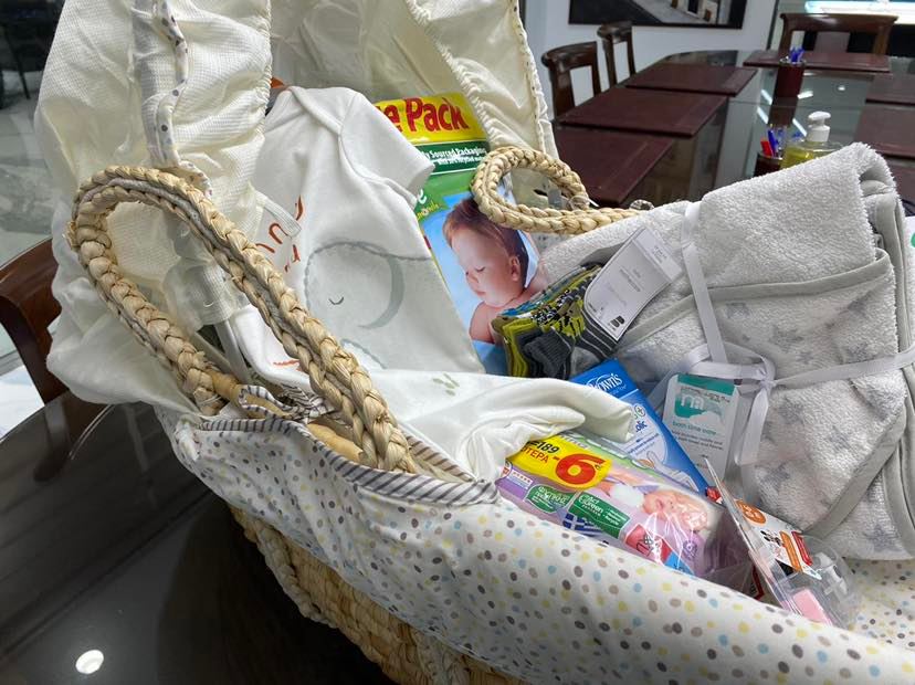 Ένα καλάθι με τα απαραίτητα έστειλε η Υφυπουργός Εργασίας Μ. Συρεγγέλα στη μητέρα που γέννησε στα Τοκμάκια