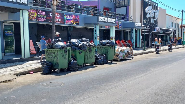 Ζάκυνθος: Βουνά τα αμάζευτα σκουπίδια – Παραιτήθηκαν αντιδήμαρχος και διευθυντής καθαριότητας