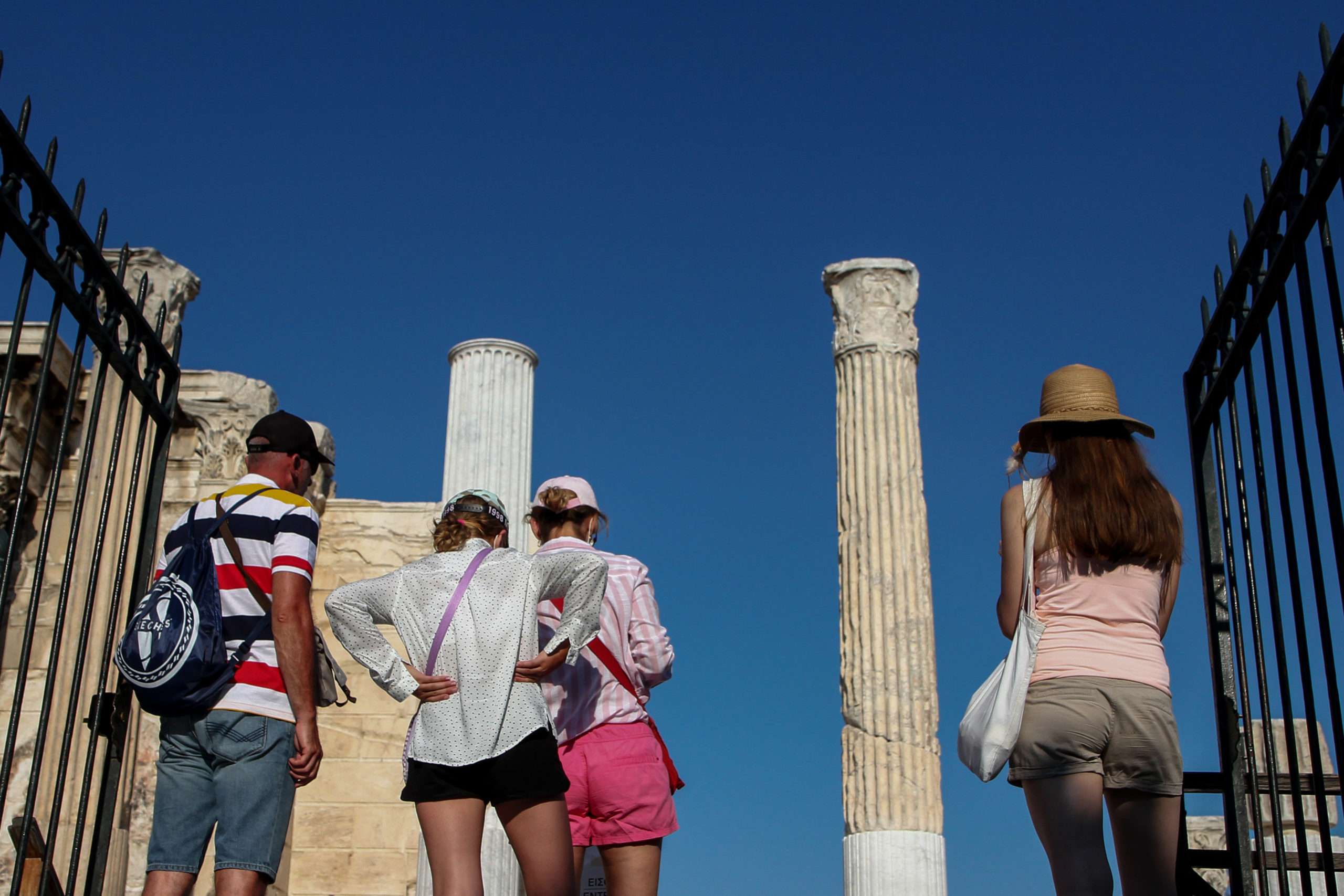 «Γκάζι» στις αφίξεις τουριστών αλλά «φρένο» στις διανυκτερεύσεις σε ξενοδοχεία – Πώς ερμηνεύεται το φαινόμενο