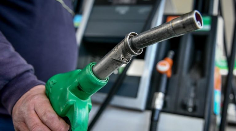 Χωρίς τέλος οι αυξήσεις στα καύσιμα – Τι να προσέξει ο καταναλωτής πριν βάλει βενζίνη (video)