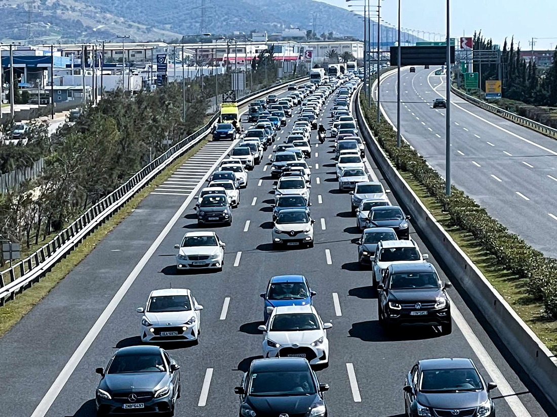 Αττική Οδός: Ανατροπή οχήματος στο ρεύμα προς Ελευσίνα – Καθυστερήσεις άνω των 30 λεπτών από Κάντζα έως Πλακεντίας