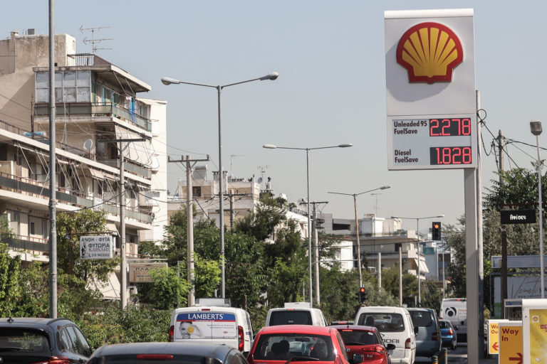 Ποιες οι επιπτώσεις από το εμπάργκο της ΕΕ στο ρωσικό πετρέλαιο – Χ. Δούκας και Ν. Φαραντούρης μιλούν στην ΕΡΤ (video)