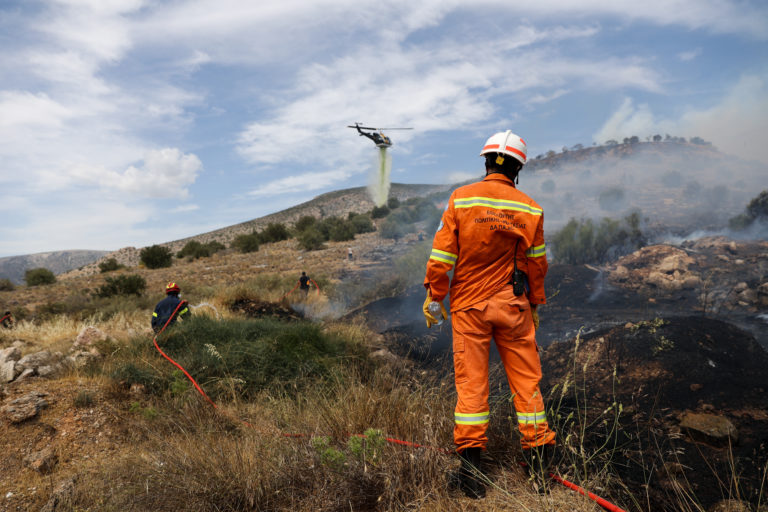 Φωτιά στη Βούλα: Τρεις πυροσβέστες τραυματίες (video)