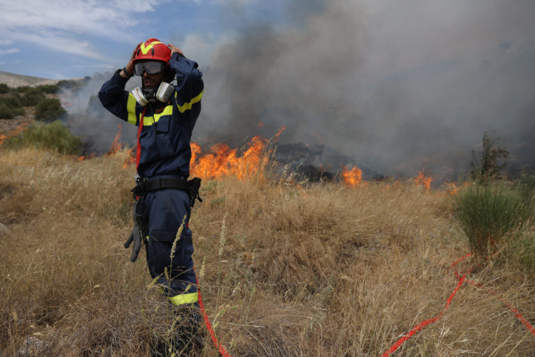 Φωτιά στη Βούλα – Γ. Κωνσταντέλλος: Η πυρκαγιά ξεκίνησε από το KYT – κέντρο διανομής της Γλυφάδας (video)