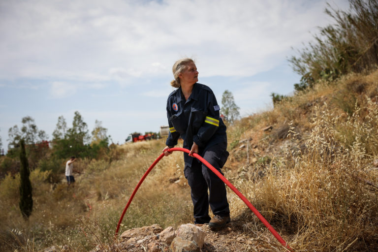 Αρχ. Κόρινθος: Σε ύφεση η φωτιά στην Αρχαία Κόρινθο