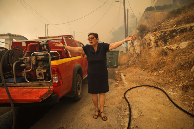 Φωτιά στη Βούλα: Ο πύρινος εφιάλτης μέσα από φωτογραφίες