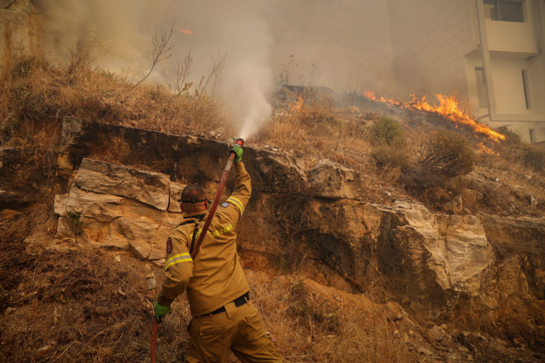 Φωτιά στη Βούλα: Βελτιωμένη η εικόνα, σύμφωνα με την Πυροσβεστική