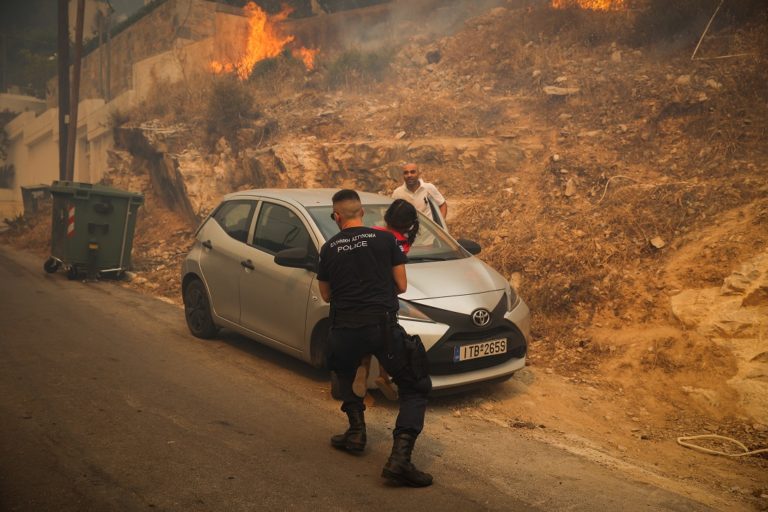 Πυρκαγιά – Βούλα: Άνοιξε σχολείο για τη φιλοξενία των κατοίκων του Πανοράματος