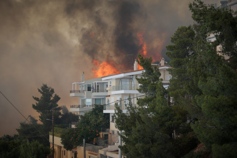 Φωτιά στη Βούλα – Live: Κατευθύνεται προς Βάρη ― Επί ποδός και οι Ένοπλες Δυνάμεις