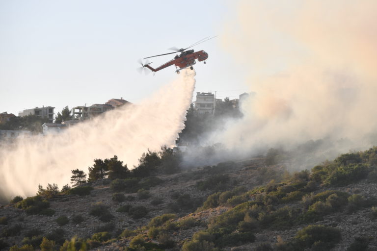 Φωτιά σε Βούλα – Βάρη: Βελτιωμένη η κατάσταση – Ολονύχτια μάχη από επίγειες δυνάμεις