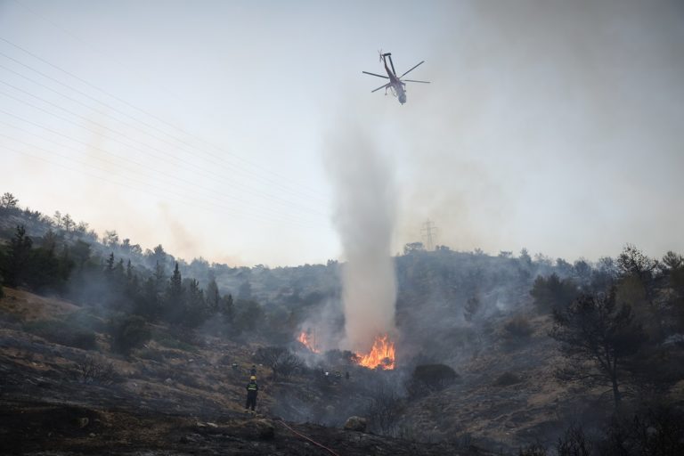 Φωτιά στη Βούλα: Μετρούν τις πληγές τους – Πρόβλεψη για σκληρό καλοκαίρι λόγω κλιματικής κρίσης (video)