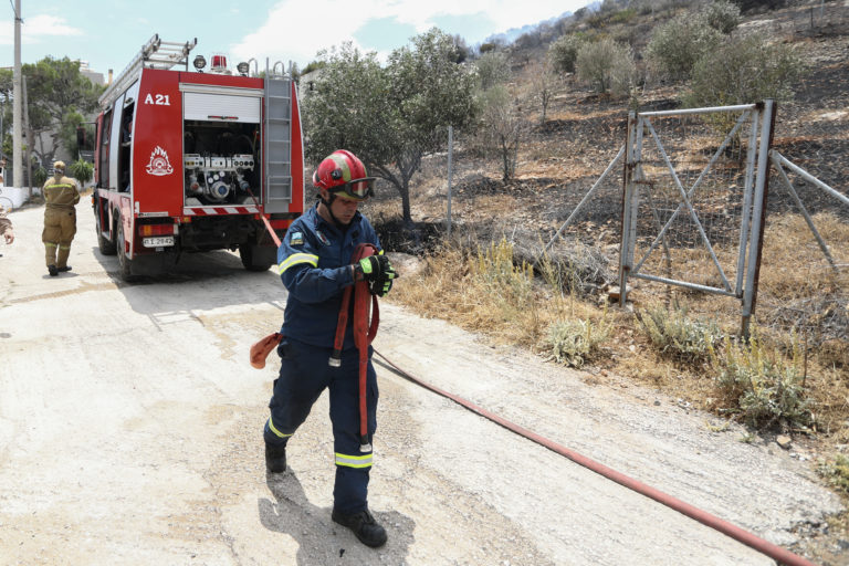 Δήμαρχος Αρτέμιδας για τη φωτιά: Εξετάζουμε το ενδεχόμενο εμπρησμού – Κίνδυνος από τα ακαθάριστα οικόπεδα (video)