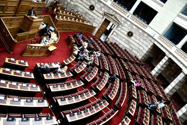 Προσφυγικό – μεταναστευτικό: Ψηφίστηκε από την Ολομέλεια η κύρωση κωδικοποίησης νομοθεσίας – Υπέρ η ΝΔ, κατά η αντιπολίτευση