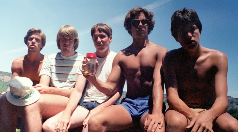 ΗΠΑ: Ποζάρουν για την ίδια φωτογραφία εδώ και 40 χρόνια – Η παρέα από την Καλιφόρνια που έγινε viral
