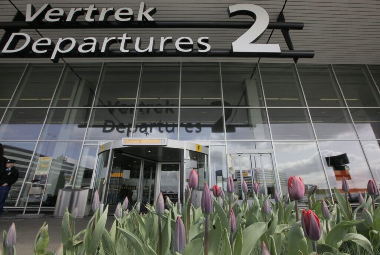 Το αεροδρόμιο του Άμστερνταμ περιορίζει τον αριθμό επιβατών το καλοκαίρι