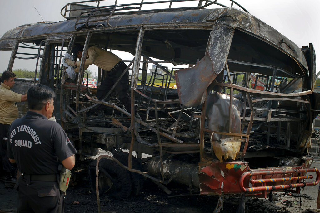 Τραγωδία στο Πακιστάν με πτώση λεωφορείου σε φαράγγι