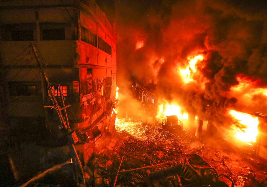 Μπανγκλαντές: 49 νεκροί και 300 τραυματίες από έκρηξη σε χώρο εμπορευματοκιβωτίων