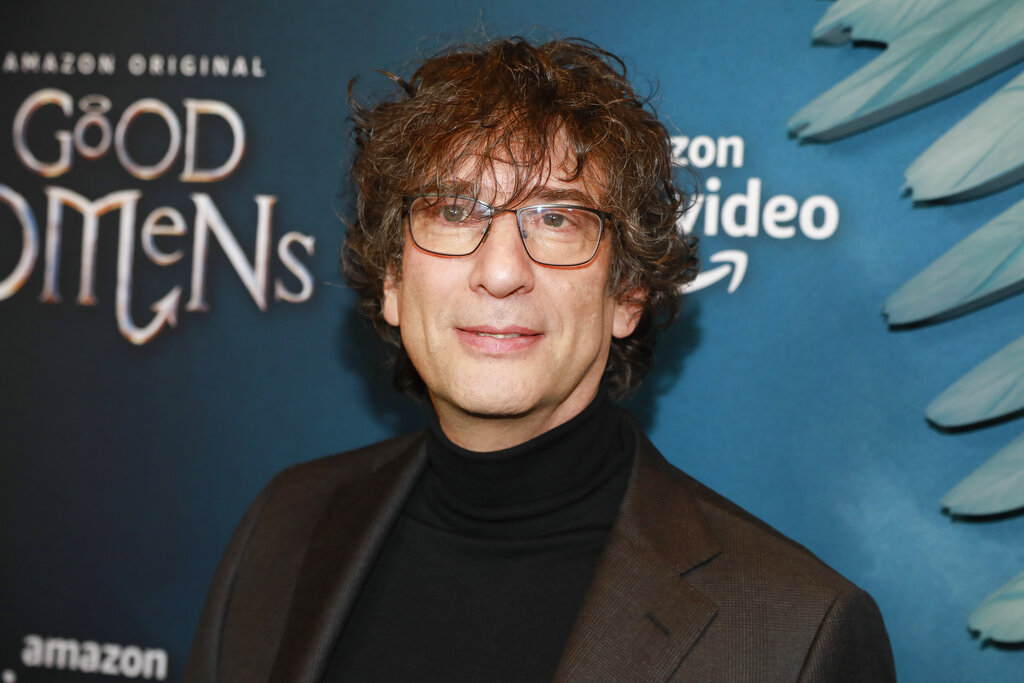 Neil Gaiman: «Όταν πονάω σκέφτομαι ότι δεν είμαι μόνος» – Όσα είπε για την «αμοιβαία φροντίδα» στο Refugee Week Greece (video)