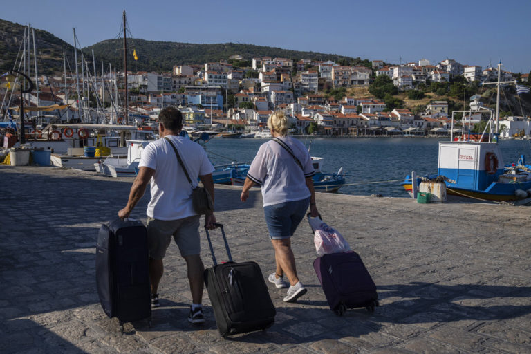 Politico για Ελλάδα: Οι τουρίστες επέστρεψαν αλλά οι εργαζόμενοι είναι σε έλλειψη