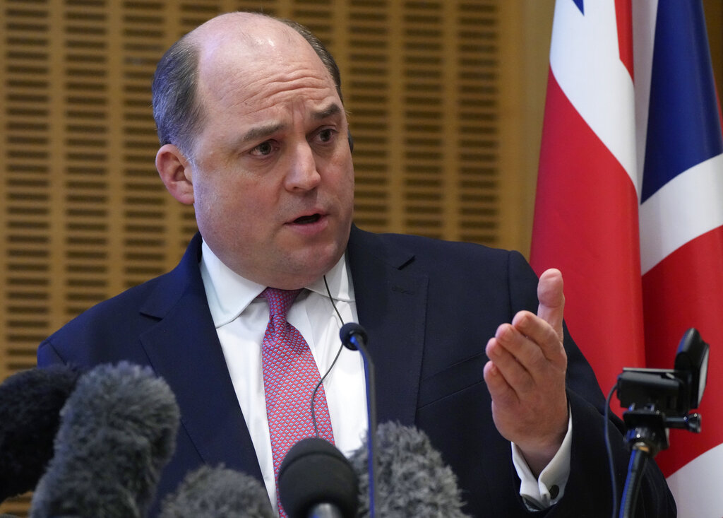 Στην Τουρκία ο Βρετανός υπουργός Άμυνας – Συνάντηση με Ακάρ