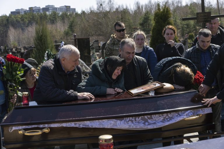 Ουκρανία και Ρωσία αντάλλαξαν σορούς στρατιωτών που σκοτώθηκαν στο μέτωπο