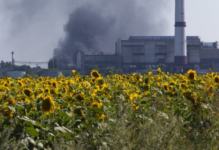 Ρωσικό διυλιστήριο ανακοίνωσε ότι δέχθηκε πλήγματα από μη επανδρωμένα αεροσκάφη από την κατεύθυνση της Ουκρανίας