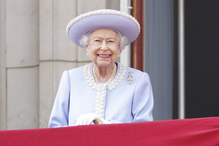 Βασίλισσα Ελισάβετ: Ένιωσε «δυσφορία» κατά την παρέλαση και δεν θα είναι παρούσα στις αυριανές εκδηλώσεις