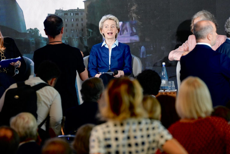 Στη Ρώμη η Ursula Von der Leyen: Ηθική μας υποχρέωση να ξαναχτίσουμε την Ουκρανία