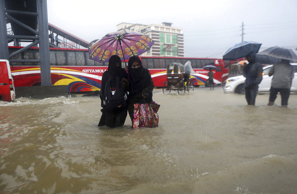 Πλημμύρες σε Ινδία και Μπαγκλαντές αφήνουν νεκρούς και εκατομμύρια αστέγους