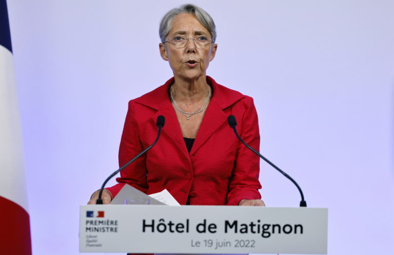 Παραιτήθηκε η πρωθυπουργός της Γαλλίας – Ο Μακρόν δεν εγκρίνει την αποχώρηση