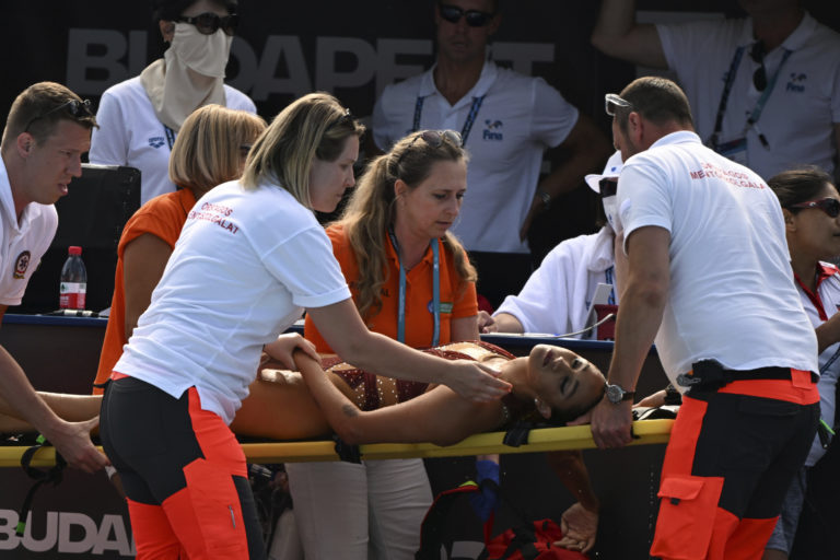 Υγρός Στίβος: Αθλήτρια λιποθύμησε μέσα στην πισίνα – Εικόνες από την αγωνιώδη διάσωση (video)