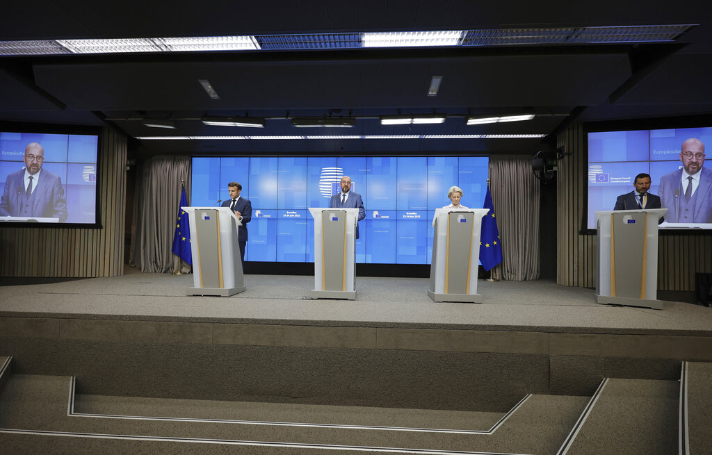 ΕΕ: Όλες οι χώρες, ιδίως οι υποψήφιες, να ευθυγραμμιστούν με τις κυρώσεις της ΕΕ, αναφέρουν τα συμπεράσματα της Συνόδου Κορυφής