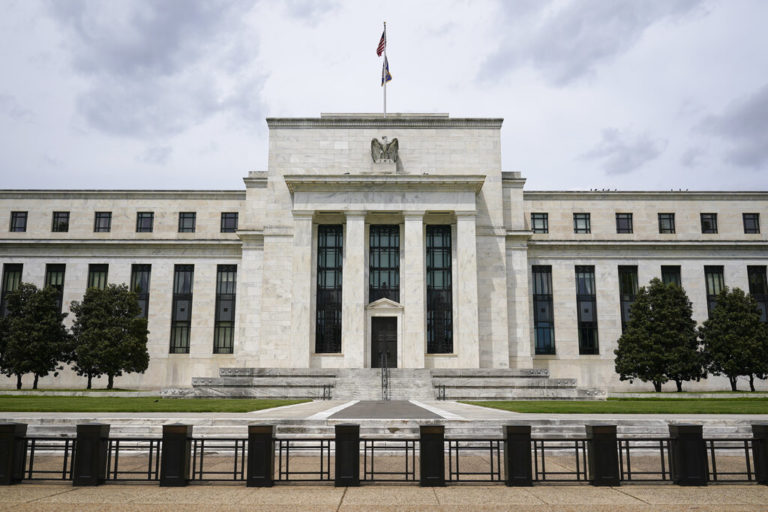 Το ΔΝΤ αναθεωρεί προς τα κάτω την πρόβλεψη για ανάπτυξη στις ΗΠΑ – Fed: Τριπλάσιος από το στόχο του 2% ο πληθωρισμός