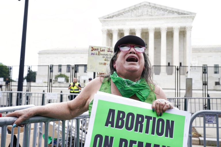 Οργή Μπάιντεν για απόφαση κατά αμβλώσεων: «Οι γυναίκες θα μεγαλώνουν το παιδί του βιαστή τους»
