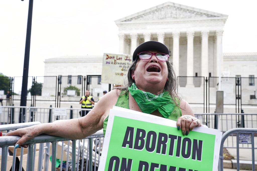 Οργή Μπάιντεν για απόφαση κατά αμβλώσεων: Οι γυναίκες θα μεγαλώνουν το παιδί του βιαστή τους