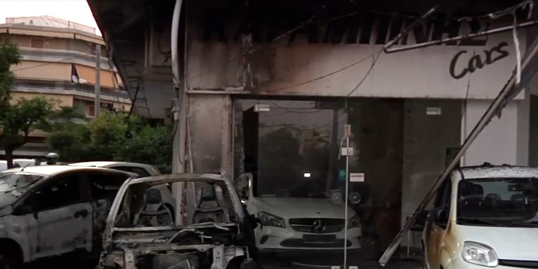 Εμπρησμός σε έκθεση ΙΧ στο Παλαιό Φάληρο – Καταστράφηκαν τρία οχήματα (video)
