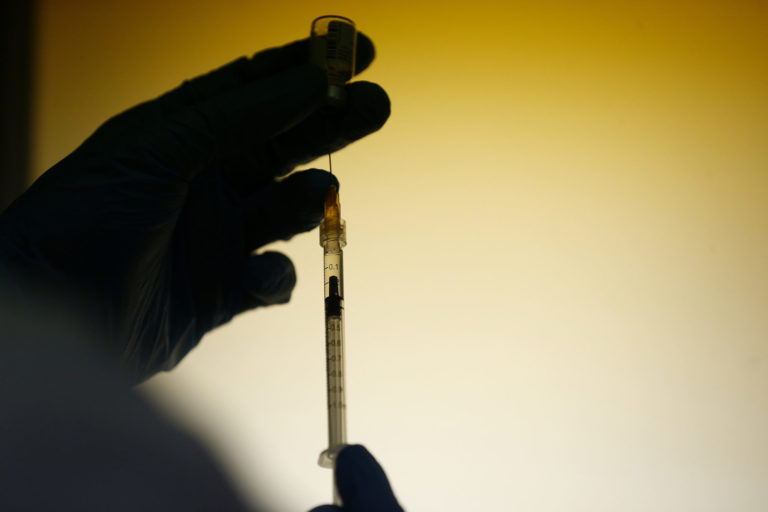 Ο EMA ξεκίνησε αξιολόγηση για τη νέα έκδοση εμβολίου της Pfizer