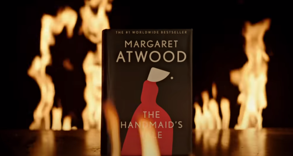 «The Handmaid’s Tale»: 130 χιλιάδες δολάρια για το μοναδικό αντίγραφου βιβλίου που δεν καίγεται