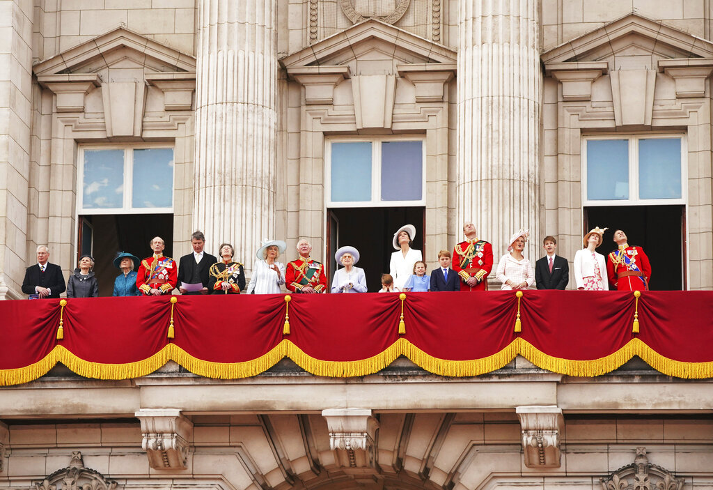 Πλατινένιο Ιωβηλαίο: Με λαμπρότητα οι εορτασμοί για τα 70 χρόνια της Βασίλισσας Ελισάβετ στο θρόνο (video)
