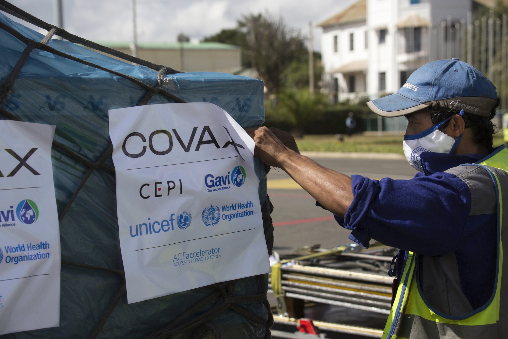 Covid-19: Ο μηχανισμός COVAX πιέζει, προς αποφυγή σπατάλης, για επιβράδυνση των παραδόσεων εμβολίων