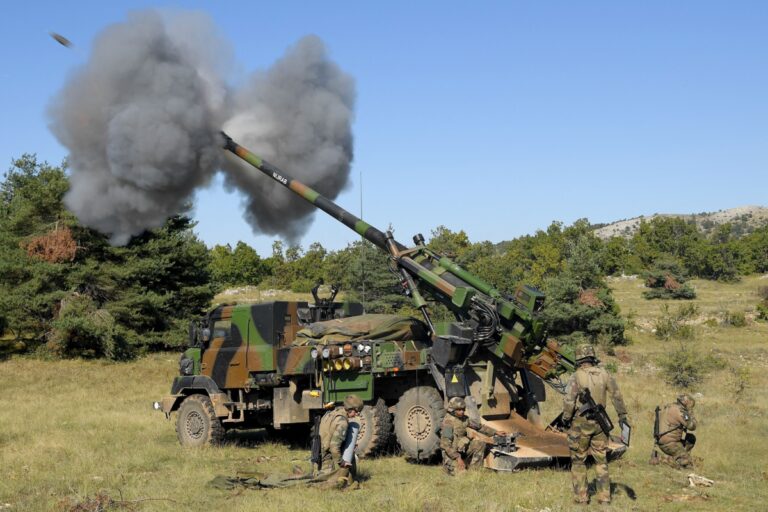 Ουκρανία: Τεθωρακισμένα οχήματα μάχης και προσωπικού θα στείλει η Γαλλία σε «μεγάλες ποσότητες»