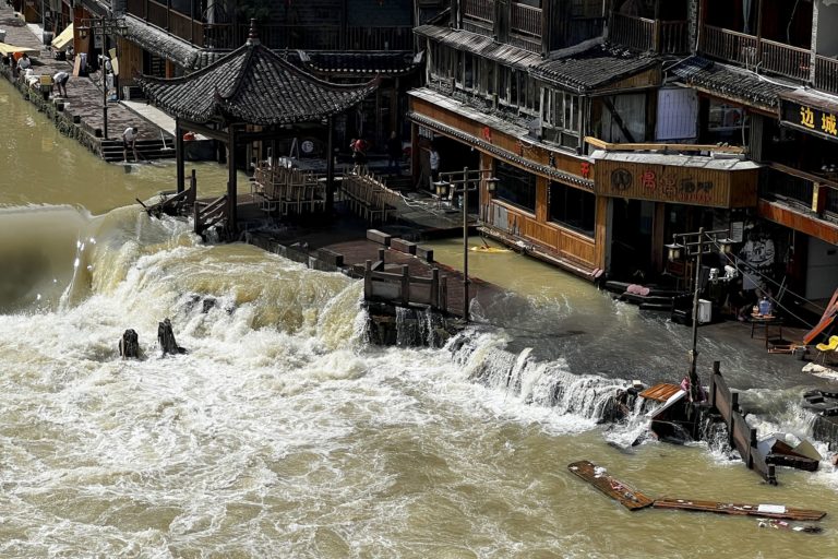 Κίνα: Καταρρακτώδεις βροχές άφησαν πίσω τους 10 νεκρούς και σχεδόν 300 χιλιάδες άστεγους