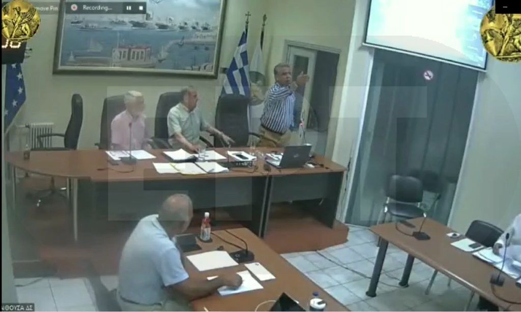 Χίος: Απαράδεκτες εικόνες στο Δ.Σ. Χίου – Ο Δήμαρχος προκάλεσε πρόεδρο χωριού να… βγουν έξω