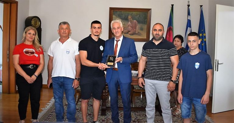 Ο Δήμαρχος Ξάνθης βράβευσε τους αθλητές του συλλόγου Ολυμπιακή Φλόγα