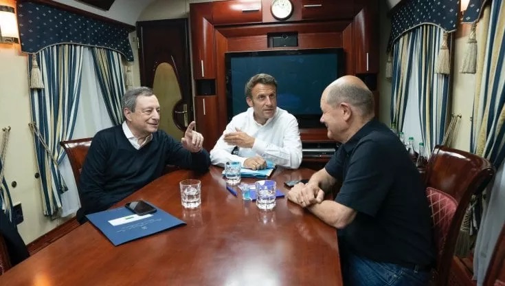 Τα ιταλικά ΜΜΕ σχολιάζουν το ταξίδι των Ντράγκι – Μακρόν – Σολτς στο Κίεβο
