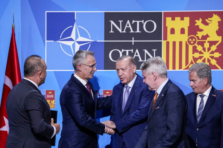 Σύνοδος Κορυφής ΝΑΤΟ: Τα «όπλα» της Ελλάδας και το κρίσιμο τετ α τετ Μπάιντεν – Ερντογάν
