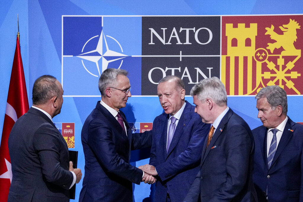 Ξεκινά η Σύνοδος Κορυφής ΝΑΤΟ – Τα «όπλα» της Ελλάδας και το κρίσιμο τετ α τετ Μπάιντεν – Ερντογάν