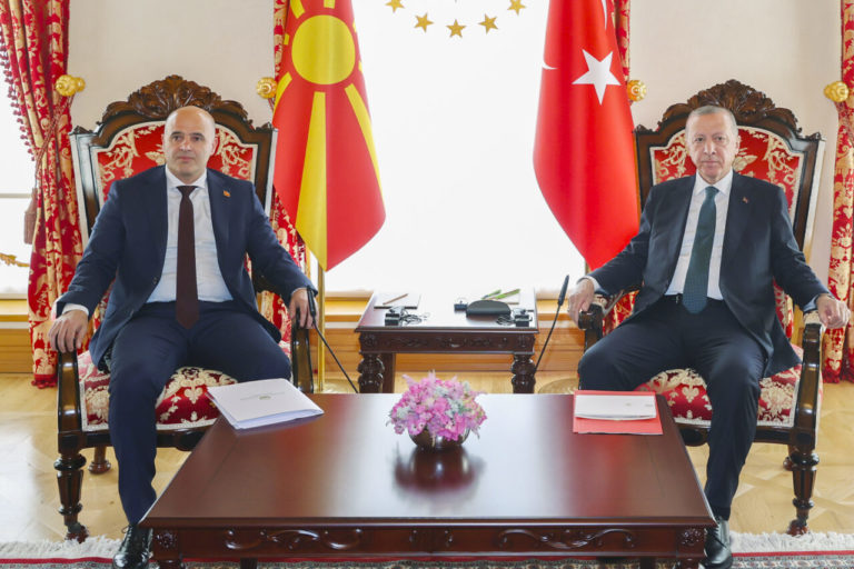 Συνάντηση Ερντογάν με τον πρωθυπουργό της Β. Μακεδονίας Κοβάτσεφσκι στην Κωνσταντινούπολη